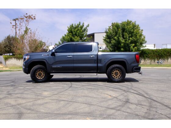 Cognito 3-Inch Elite Ball Joint Leveling Kit with Fox 2.5 Elite Performance Series Shocks for 19-25 Silverado/Sierra 1500 2WD/4WD